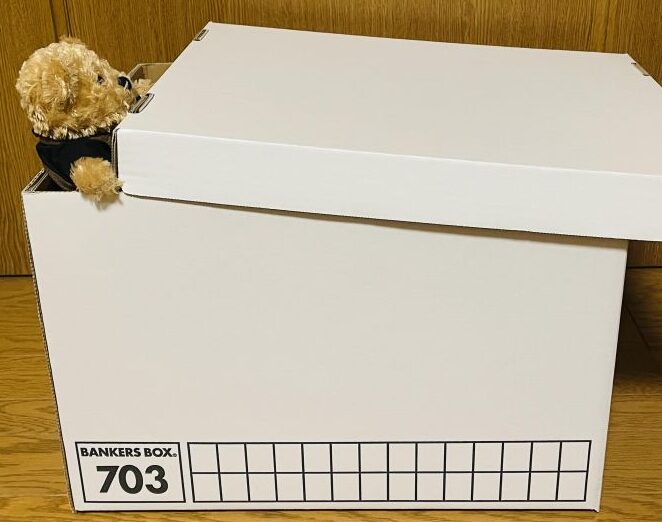 不要になった文房具を保留ボックスへ移動させたクマ