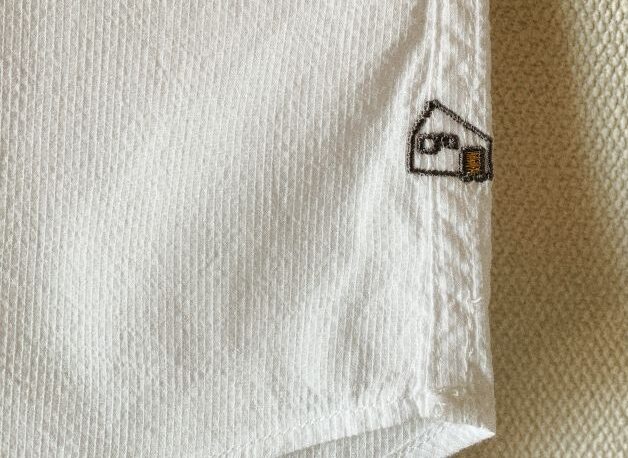 【HUIS（ハウス）】白トップスのワンポイント刺繍